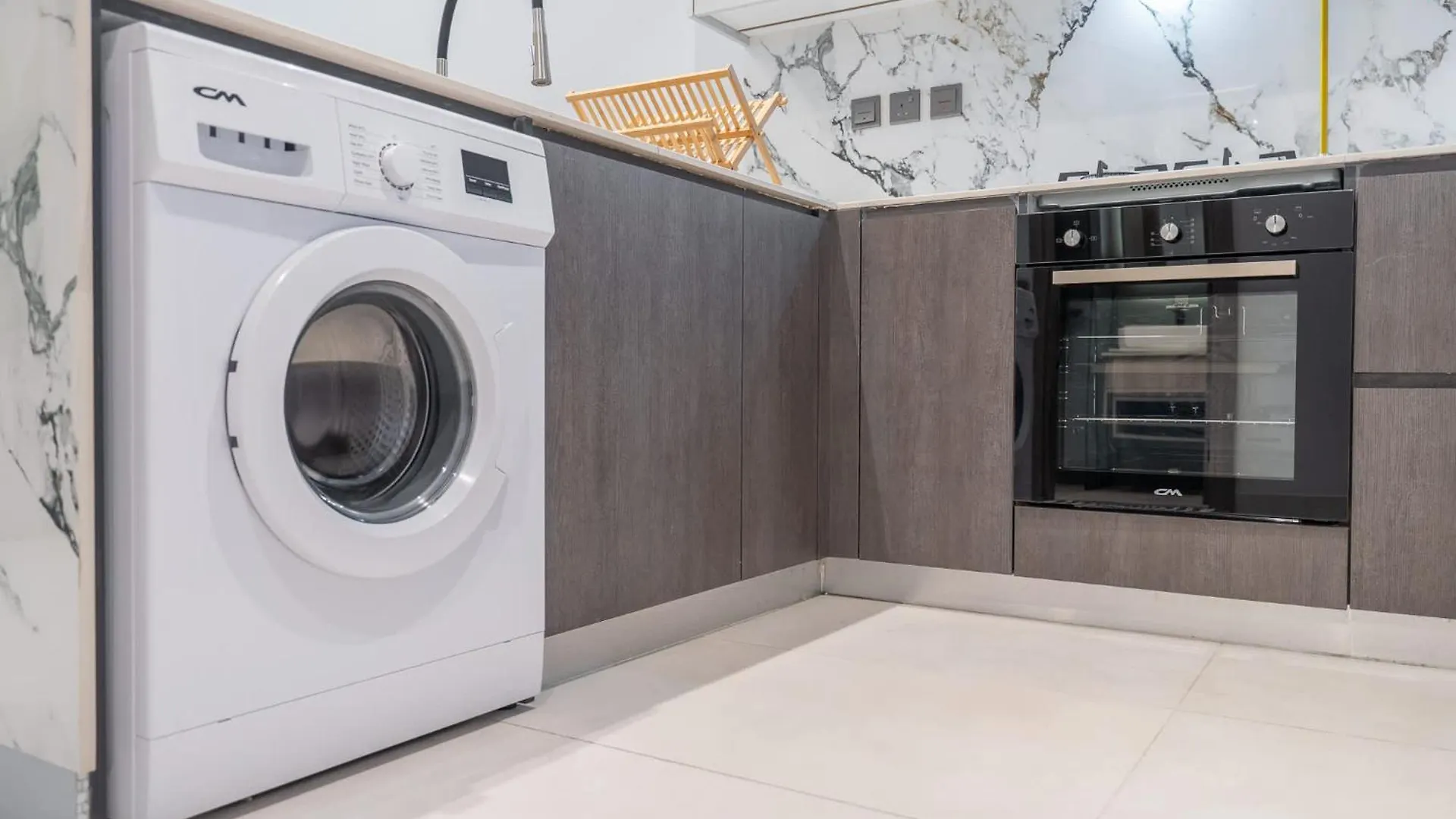 Apartman Stylish 1-Bedroom Retreat In Amal Tower Sports City Dubaj